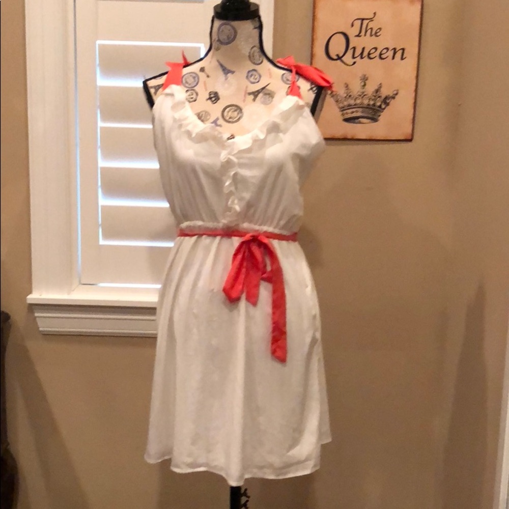 NWT white dress. Size medium.
